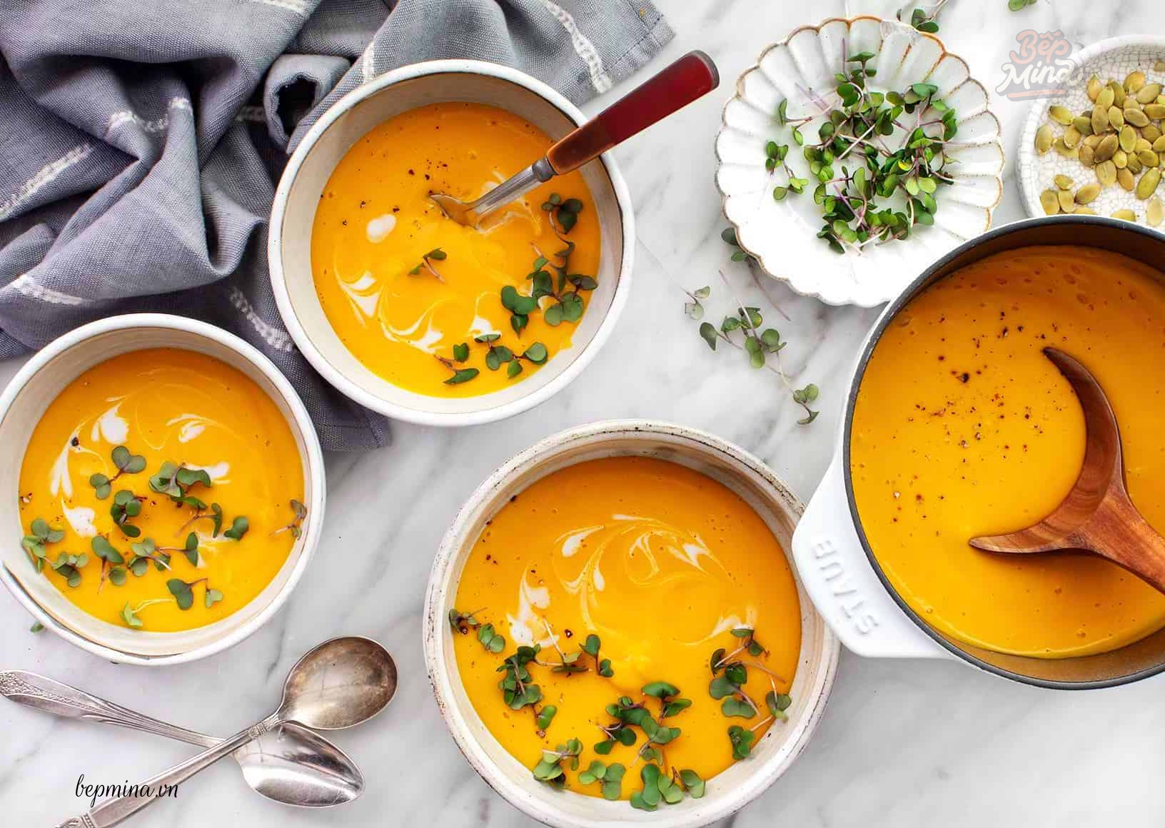 Súp bí đỏ kem tươi rắc granola