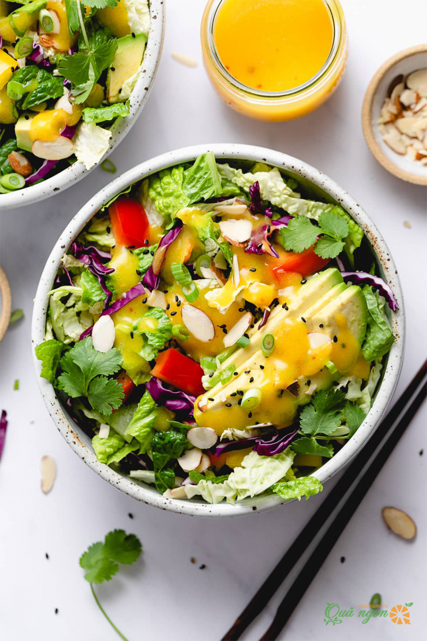 Salad bơ cải xoăn với dâu tây và rau thơm Granola